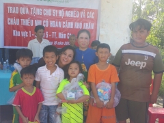 Cecd delivers gifts for 51 poor households and vulnerable children in Ca Mau